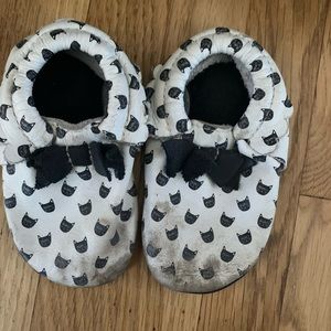Freshly Picked kitty cat bow moccs soft sole sz 7